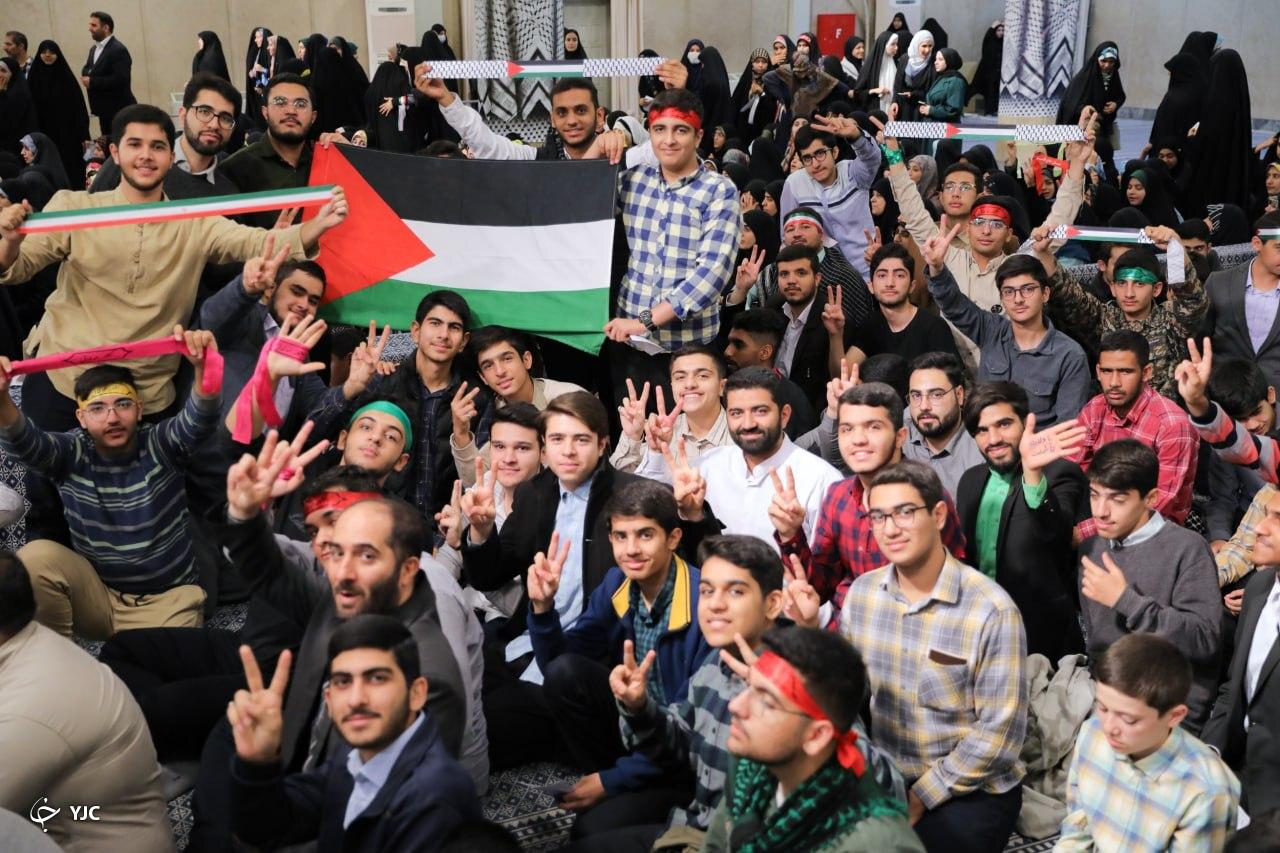 دیدار رهبر انقلاب با دانش&zwnj;آموزان در آستانه ۱۳ آبان