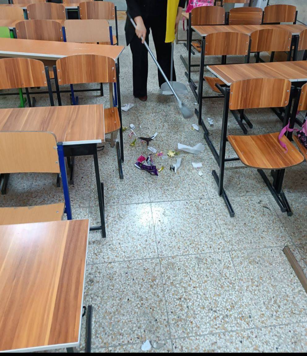 انباشت زباله در مدرسه