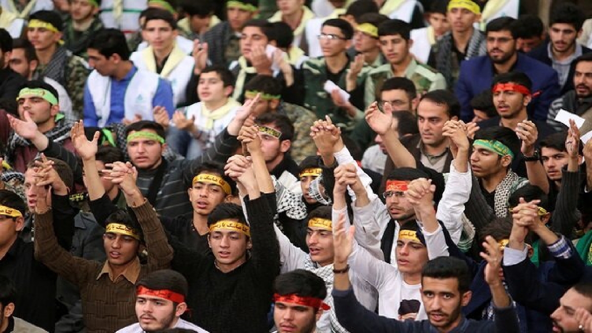 ماجرای اسم‌هایی که در دیدار رهبری، کف دست دانش‌آموزان نوشته شده بود؟ + فیلم