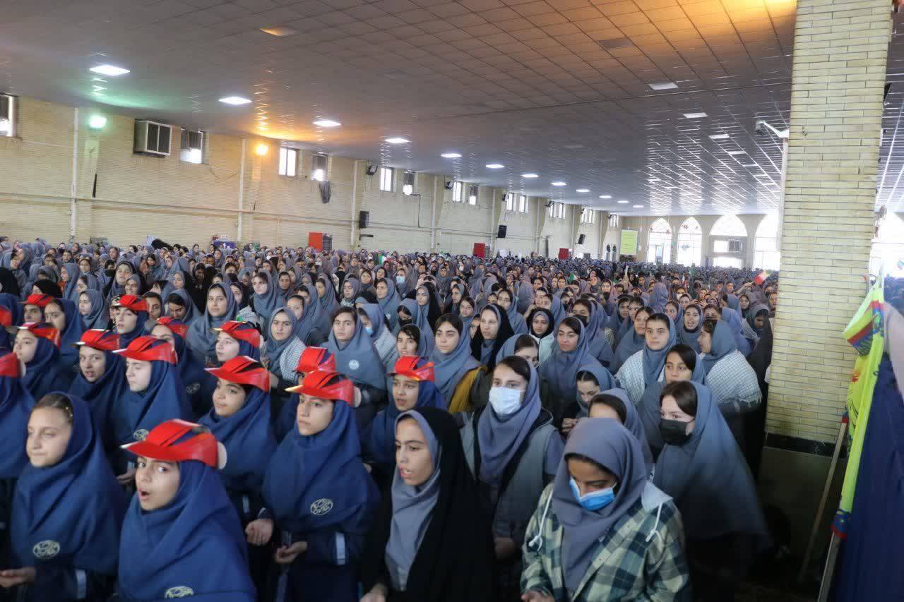 اجتماع دختران در مراسم راهپیمایی
