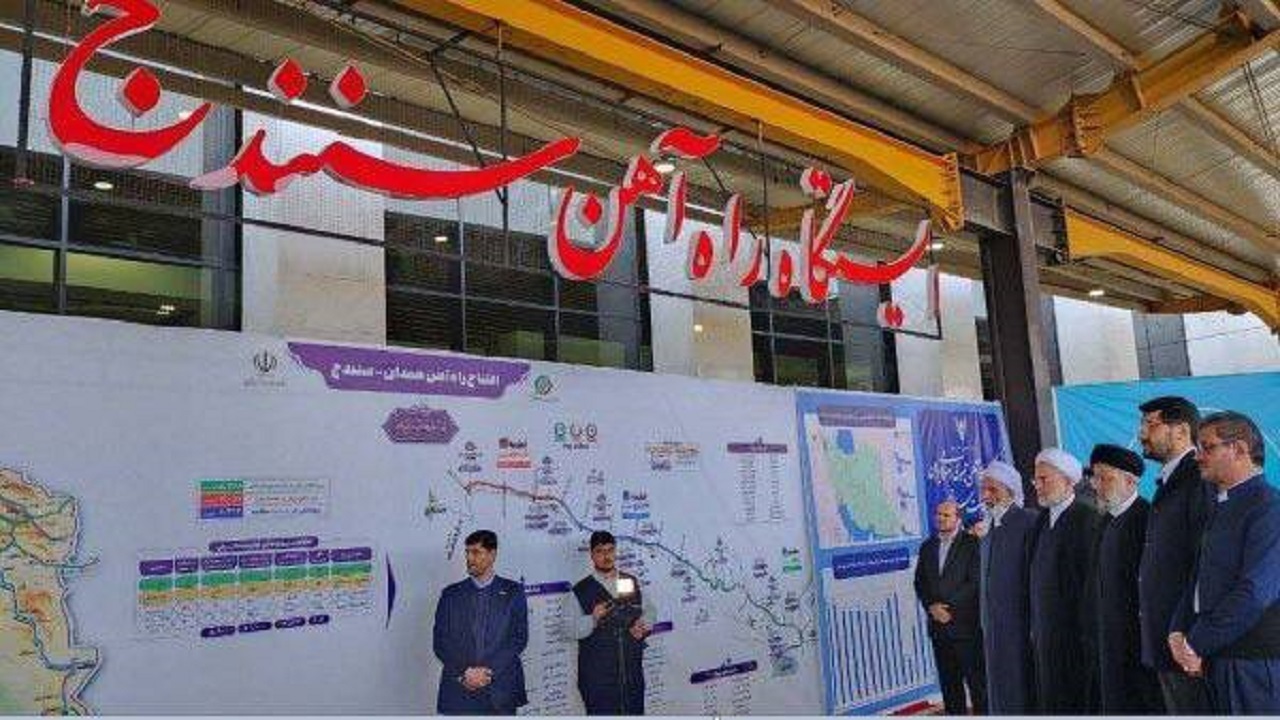 رئیس جمهور وارد کردستان شد/ راه&zwnj;آهن همدان ـ سنندج با حضور رئیسی افتتاح شد