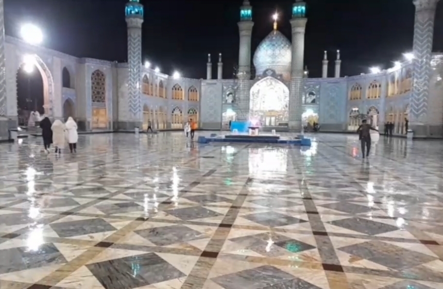 صحنه‌ای زیبا از صحن حرم حضرت محمد هلال بن علی (ع) آران و بیدگل در یک شب بارانی