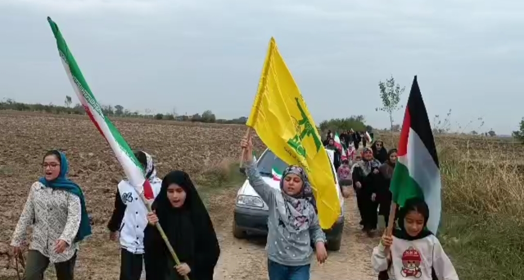 راهپیمایی دانش آموزان روستای دودانگه در حمایت از مردم غزه به مناسبت روز دانش آموز