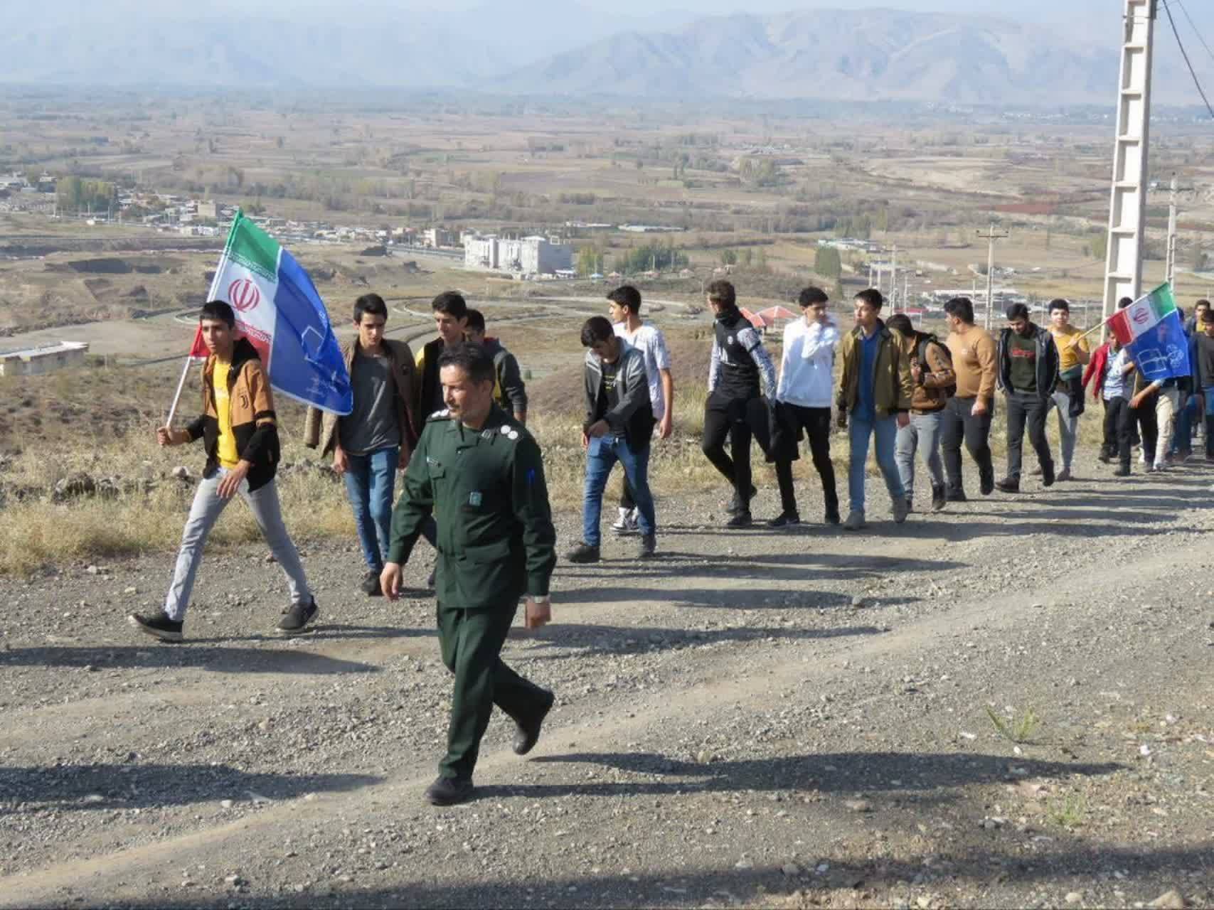 حضور پرشور دانش آموزان در راهپیمایی