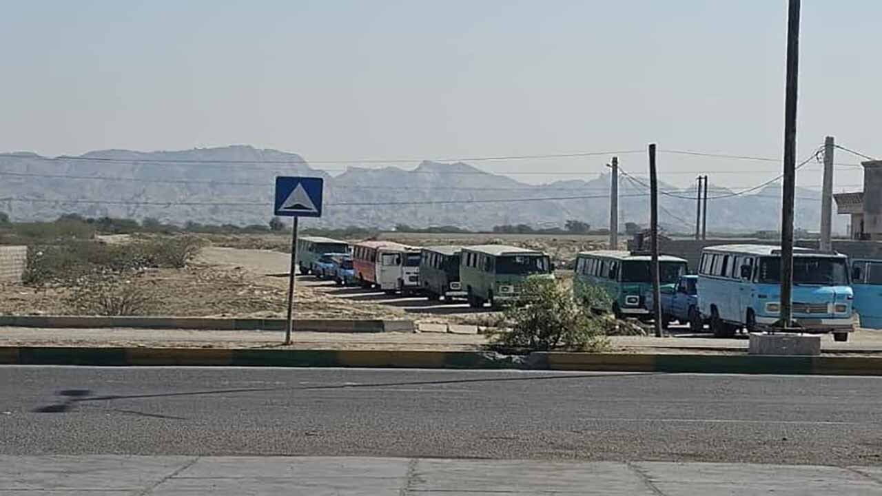 توقیف ۷۰ دستگاه مینی بوس و ۶۰ دستگاه کامیون در شهرستان سیریک+عکس