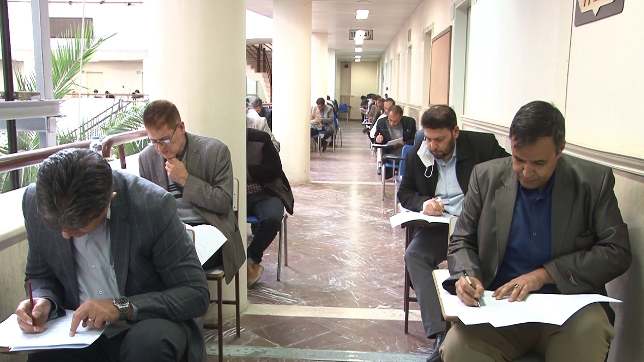 آزمون ورودی کارشناسان مرکز وکلا همزمان با سراسر کشور در همدان