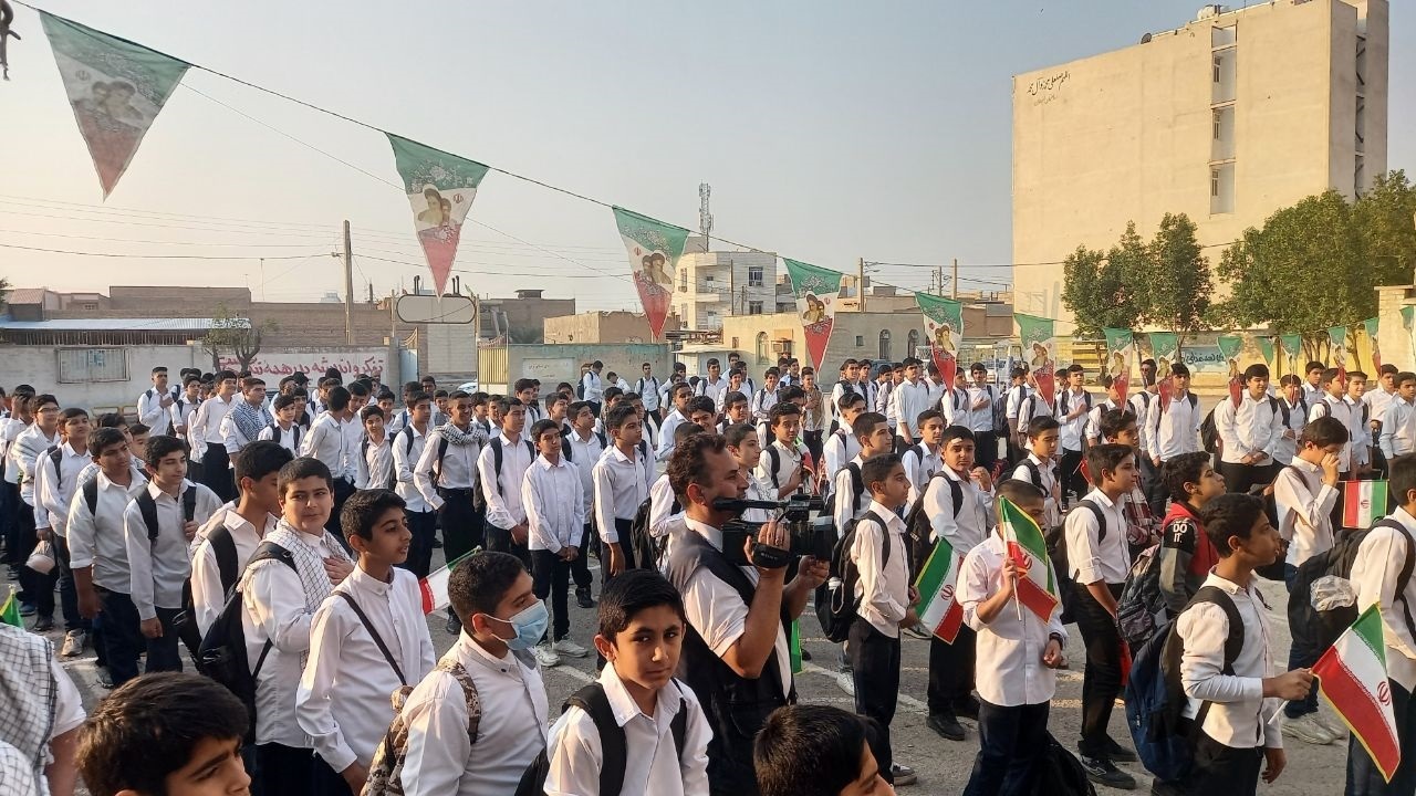 نواخته شدن زنگ مبارزه با استکبار در مدارس آبادان و خرمشهر