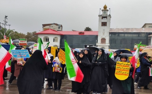 آغاز راهپیمایی یوم&zwnj;الله ۱۳ آبان  زیربارش باران شدید در رشت