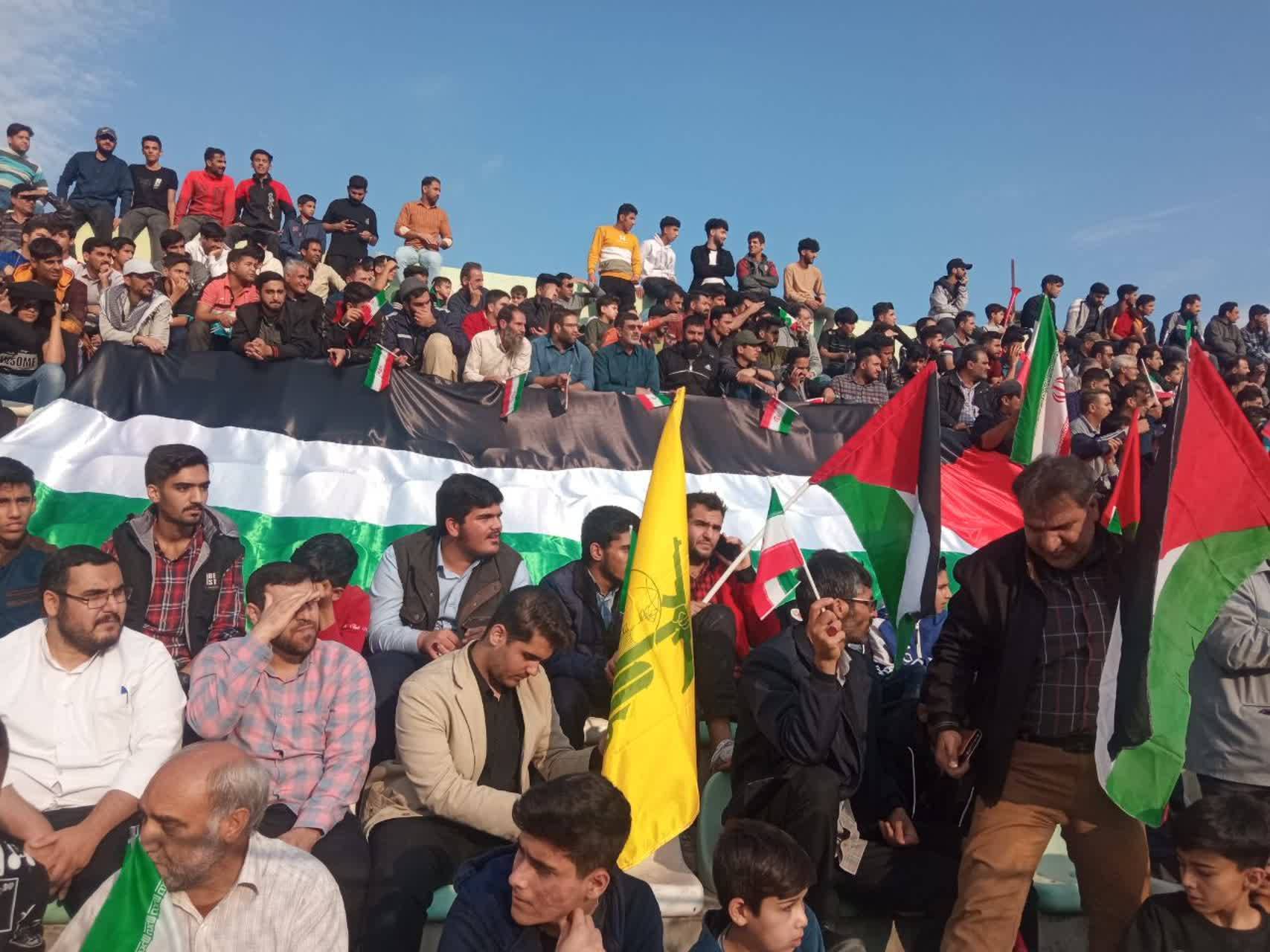 پرچم فلسطین در دست تماشاچیان فوتبال