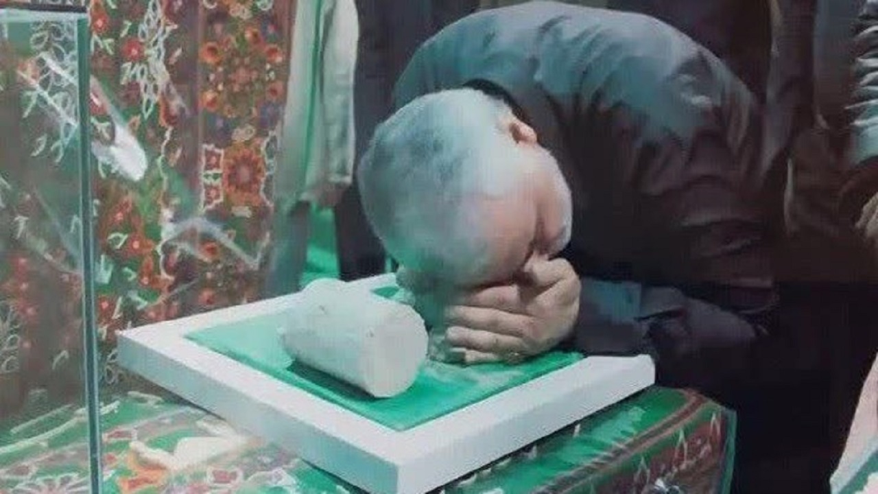 هدیه ویژه‌ای که حاج قاسم از کرمان برای رهبر انقلاب برد