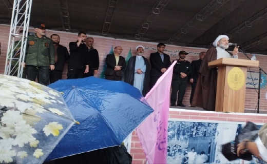 آغاز راهپیمایی یوم&zwnj;الله ۱۳ آبان  زیربارش شدید باران  در رشت+عکس
