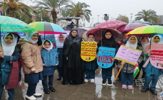 آغاز راهپیمایی یوم&zwnj;الله ۱۳ آبان  زیربارش شدید باران  در رشت+عکس