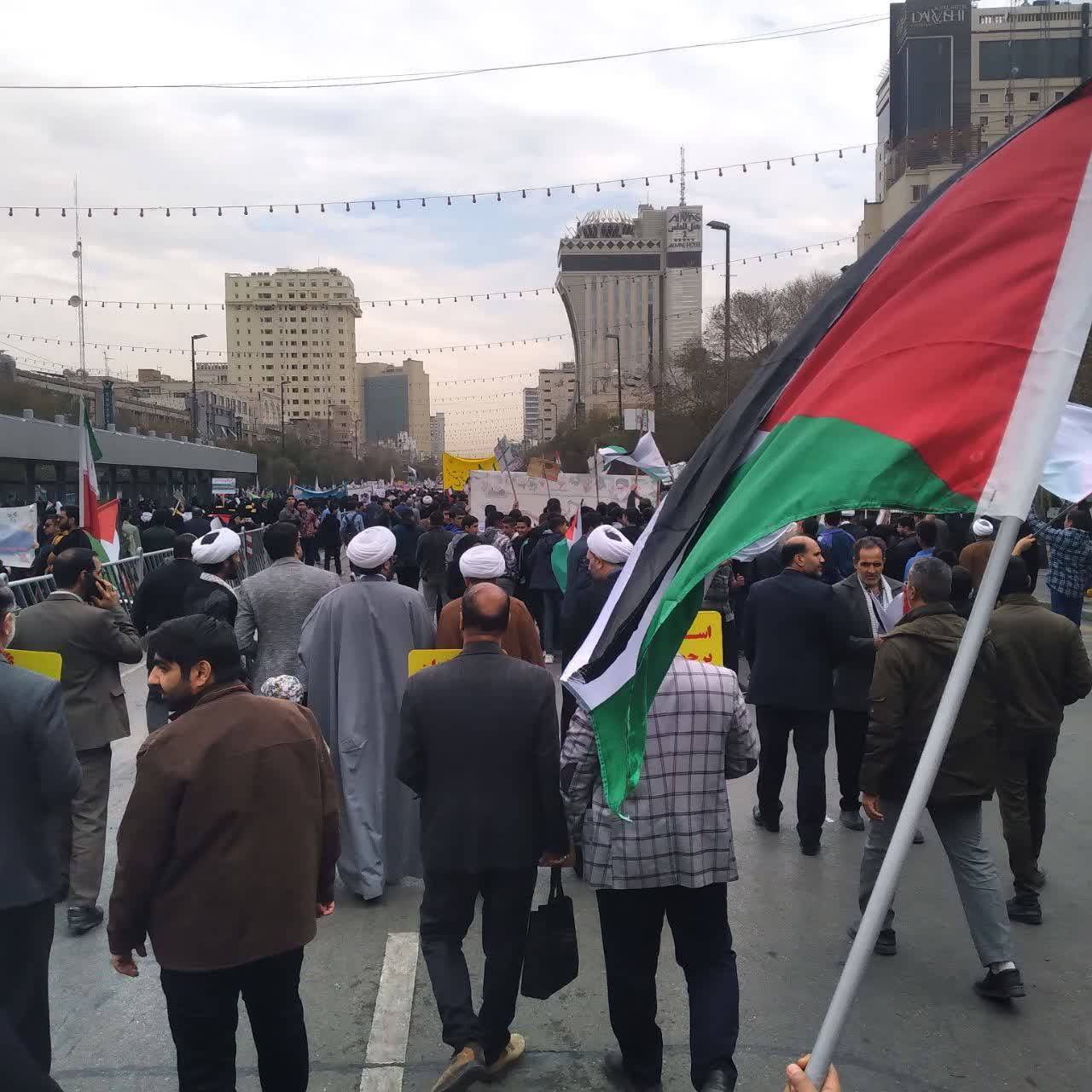 انزجار مردم مشهد از جنایت&zwnj;های رژیم صهیونیستی با حضور در راهپیمایی ۱۳ آبان