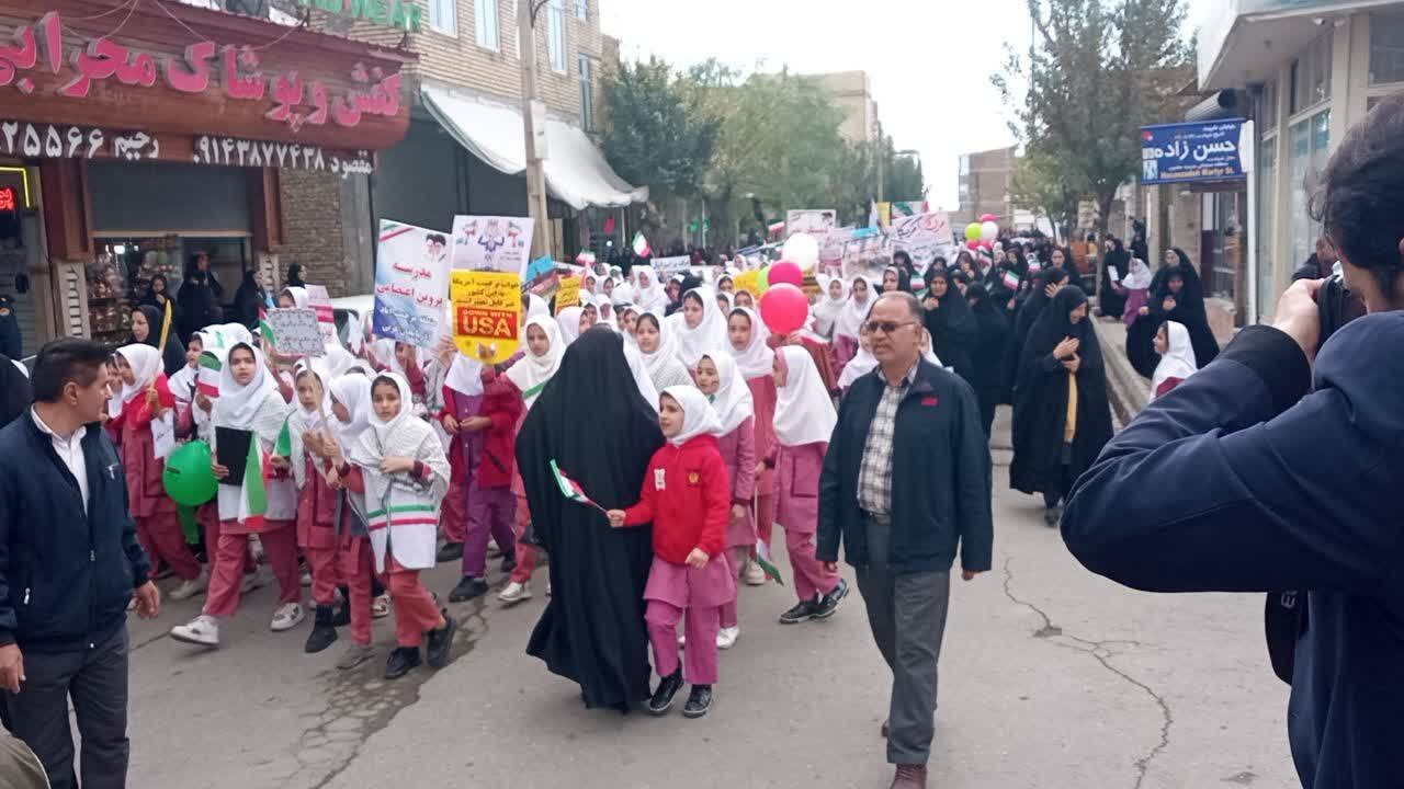 حضور دانش آموزان در راهپیمایی 13 آبان