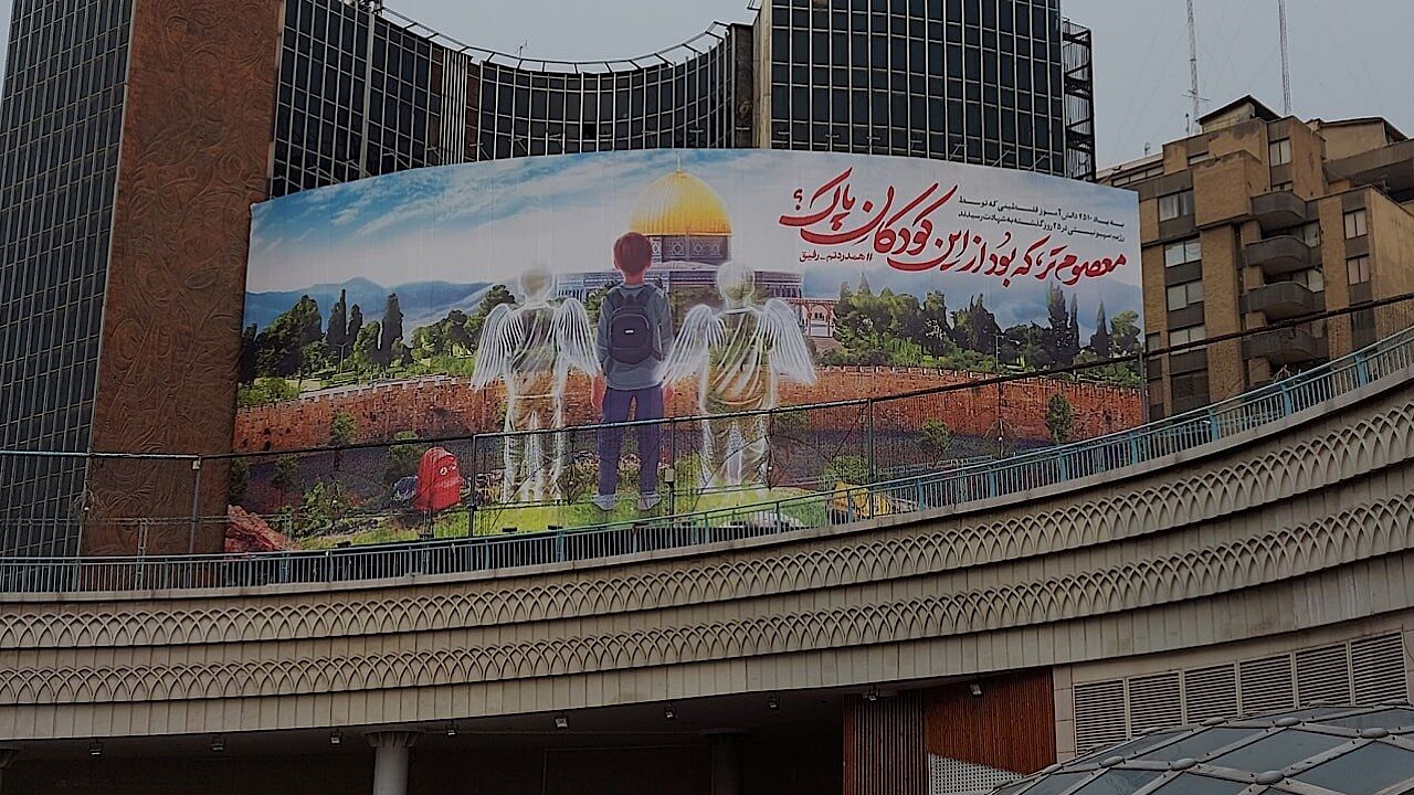 «همدردتم رفیق» دیوارنگاره جدید میدان ولیعصر شد