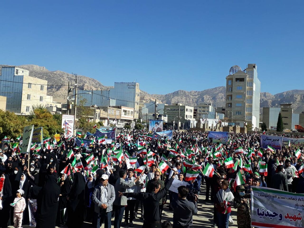 ۱۳ آبان روز اقتدار و عزت ملت ایران است