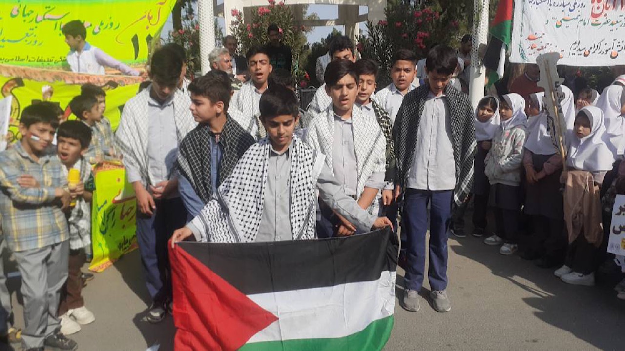 دانش‌آموزان حاضر در راهپیمایی ۱۳ آبان نماد تداوم مکتب سردار سلیمانی هستند