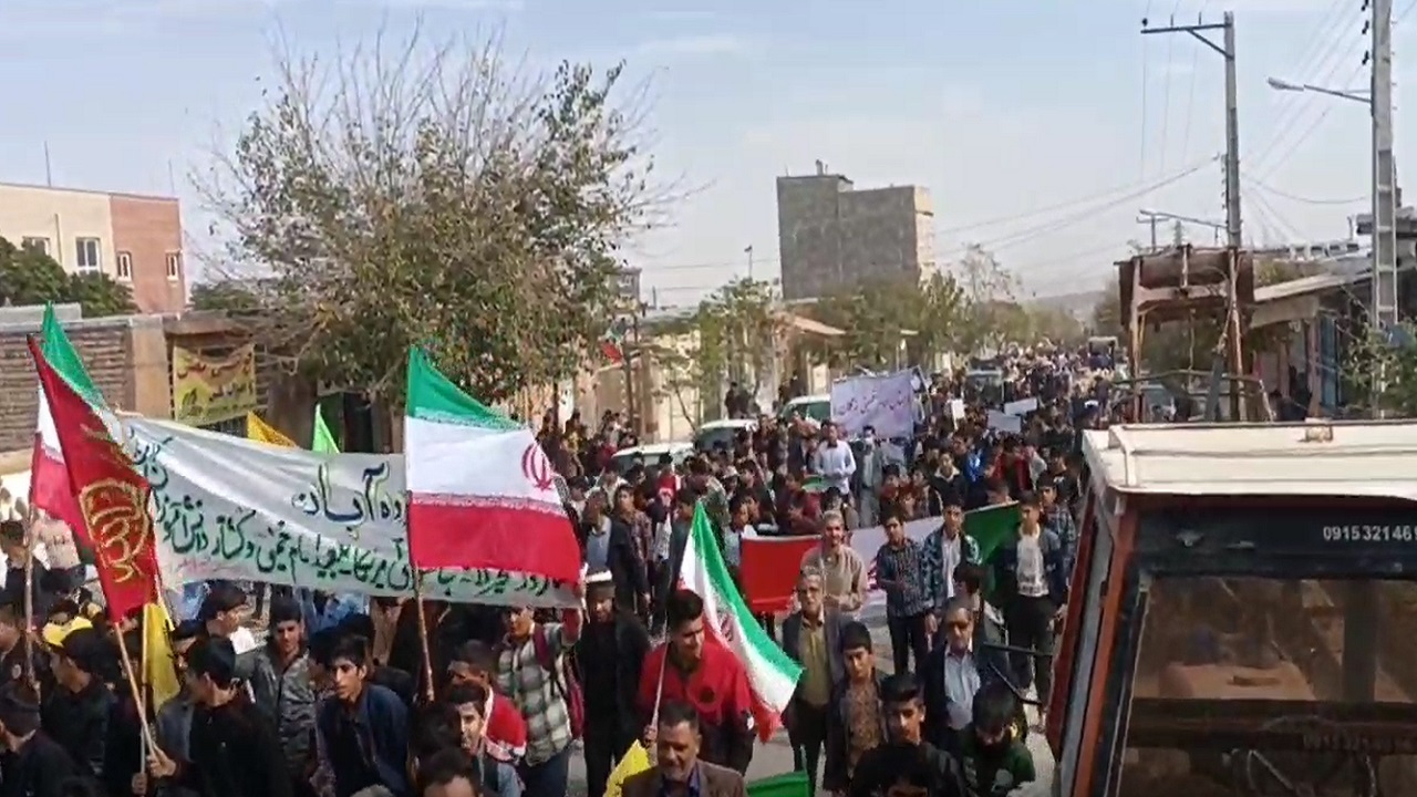 راهپیمایی اهالی روستای بزنگان سرخس به مناسبت ۱۳ آبان + فیلم
