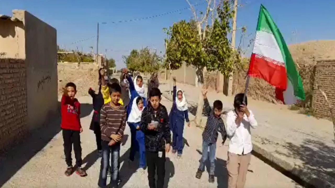 راهپیمایی دانش آموزان روستای امیرآباد طبس در روز یوم الله ۱۳ آبان + فیلم