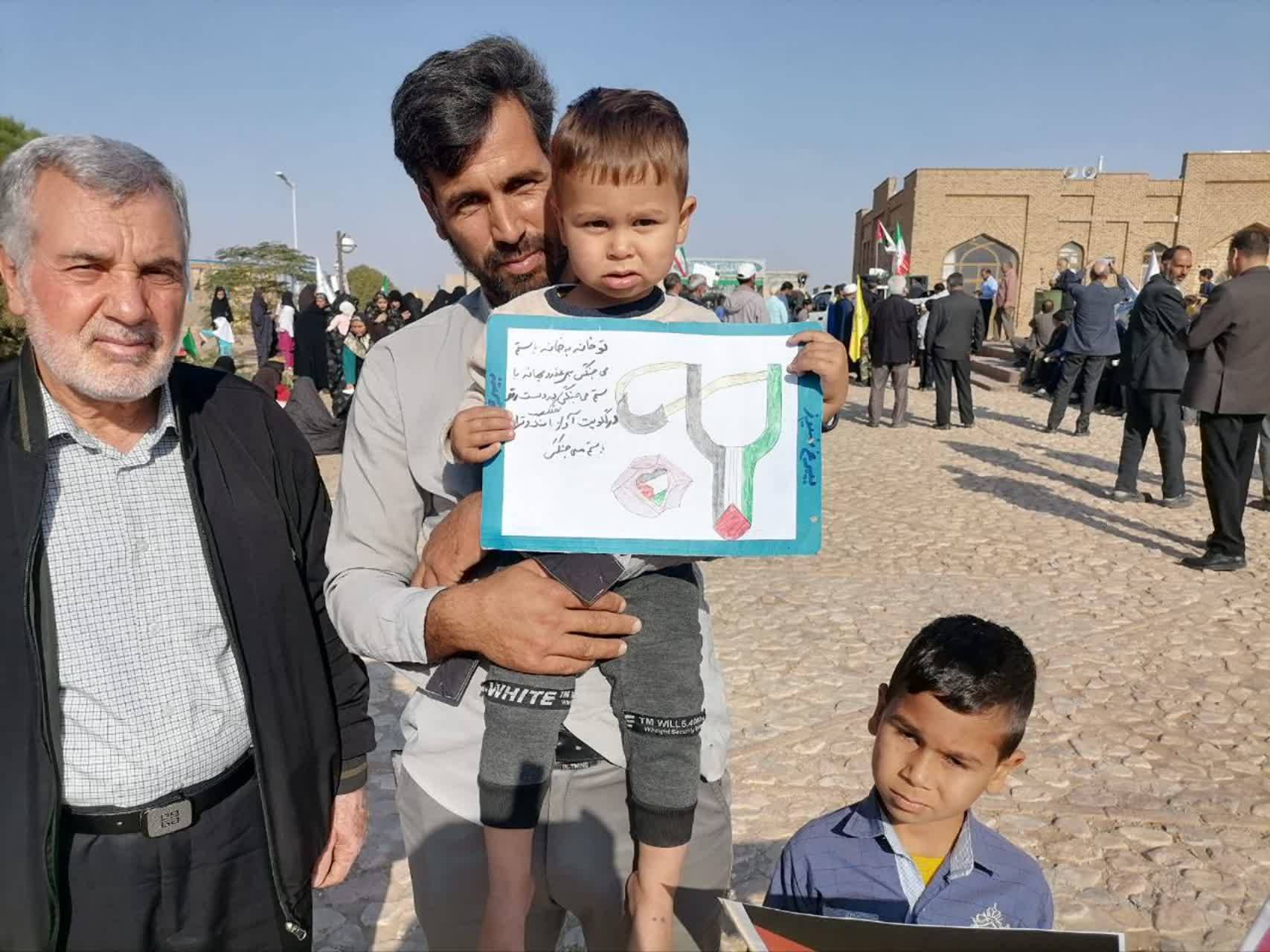 کودکان در مراسم راهپیمایی