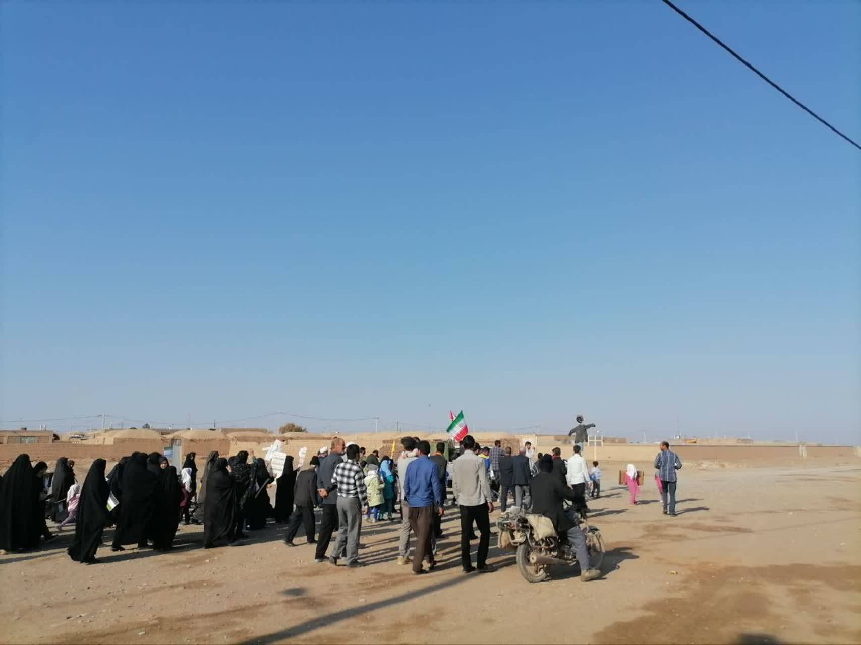 راهپیمایی ۱۳ آبان در روستای بیمرغ