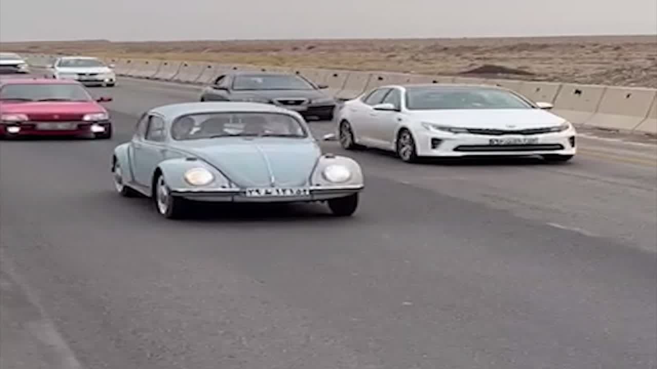 صف‌آرایی خودرو‌های قدیمی در شهر تاریخی یزد + فیلم و تصویر