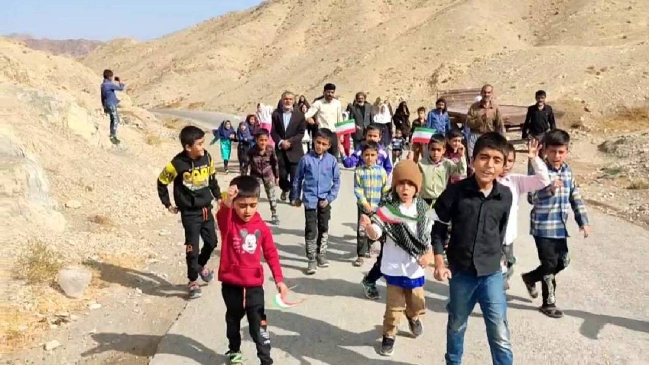 حضور باشکوه اهالی روستای مرزی تجشک در راهپیمایی ۱۳ آبان + فیلم