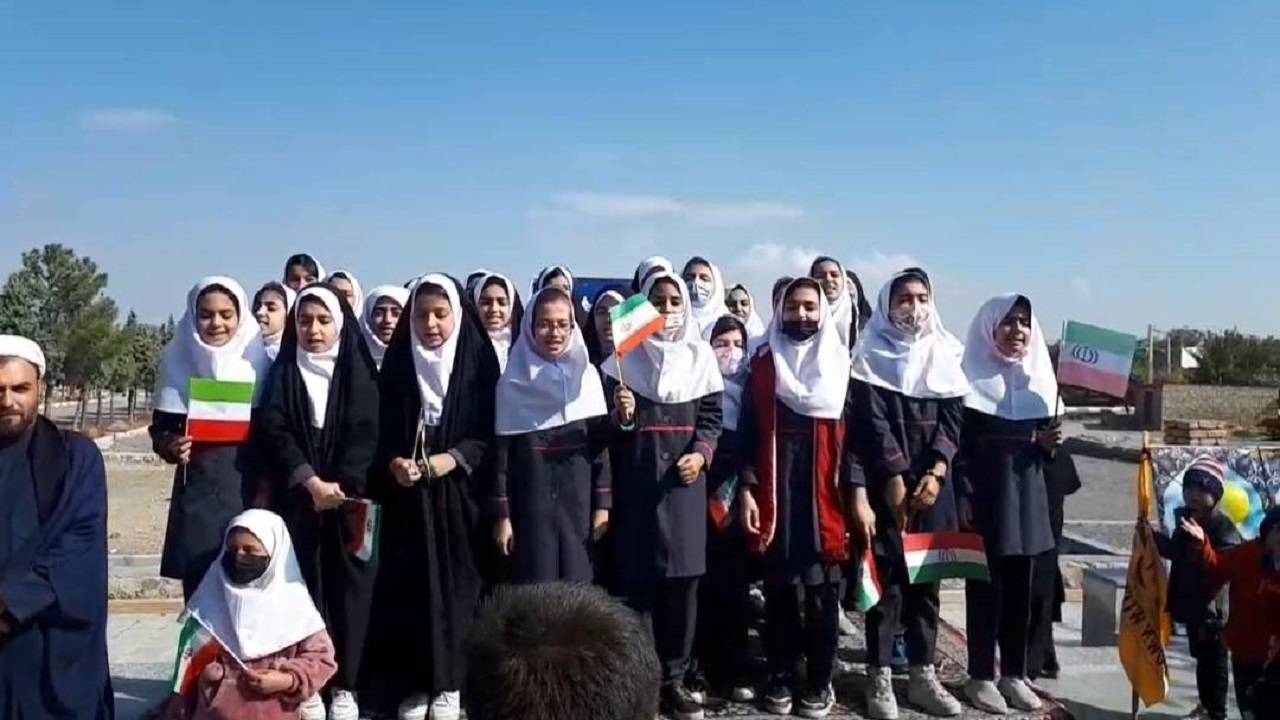 اجرای سرود دانش آموزان روستای کچوئیه در راهپیمایی ۱۳ آبان + فیلم