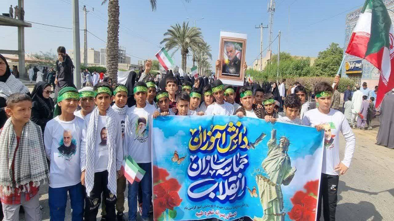 تجدید میثاق دانش آموزان چابهاری با آرمان‌های امام خمینی (ره) در روز ۱۳ آبان ۱۴۰۲ + تصاویر