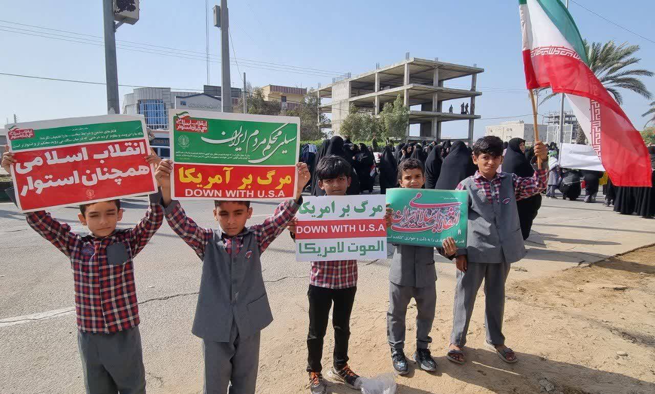دانش آموزان در راهپیمایی ۱۳ آبان