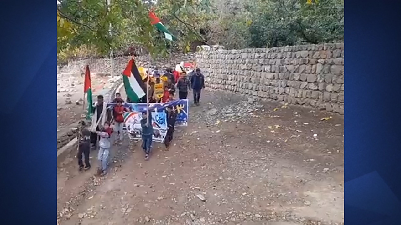 کوچک‌ترین راهپیمایی ۱۳ آبان در روستای «خویه» + فیلم