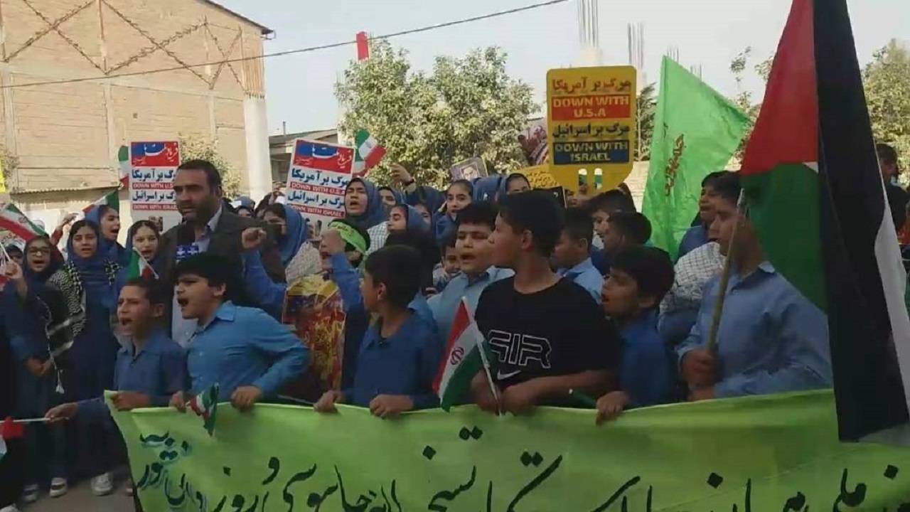 حضور باشکوه اهالی روستای مهتر کلاته در راهپیمایی ۱۳ آبان ۱۴۰۲ + تصاویر