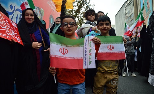 حضور کودکان در راهپیمایی 13 آبان