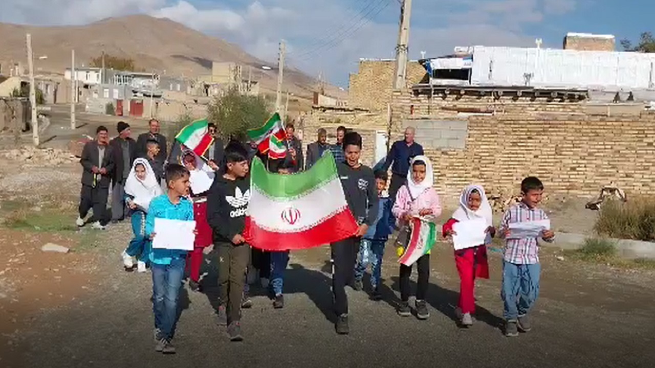 گوشه‌هایی از راهپیمایی دانش آموزان روستای حسین آباد امجدی در ۱۳ آبان