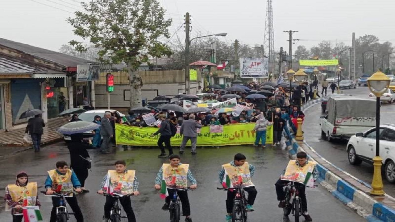 گوشه‌هایی از راهپیمایی یوم الله ۱۳ آبان در بخش تولم گیلان
