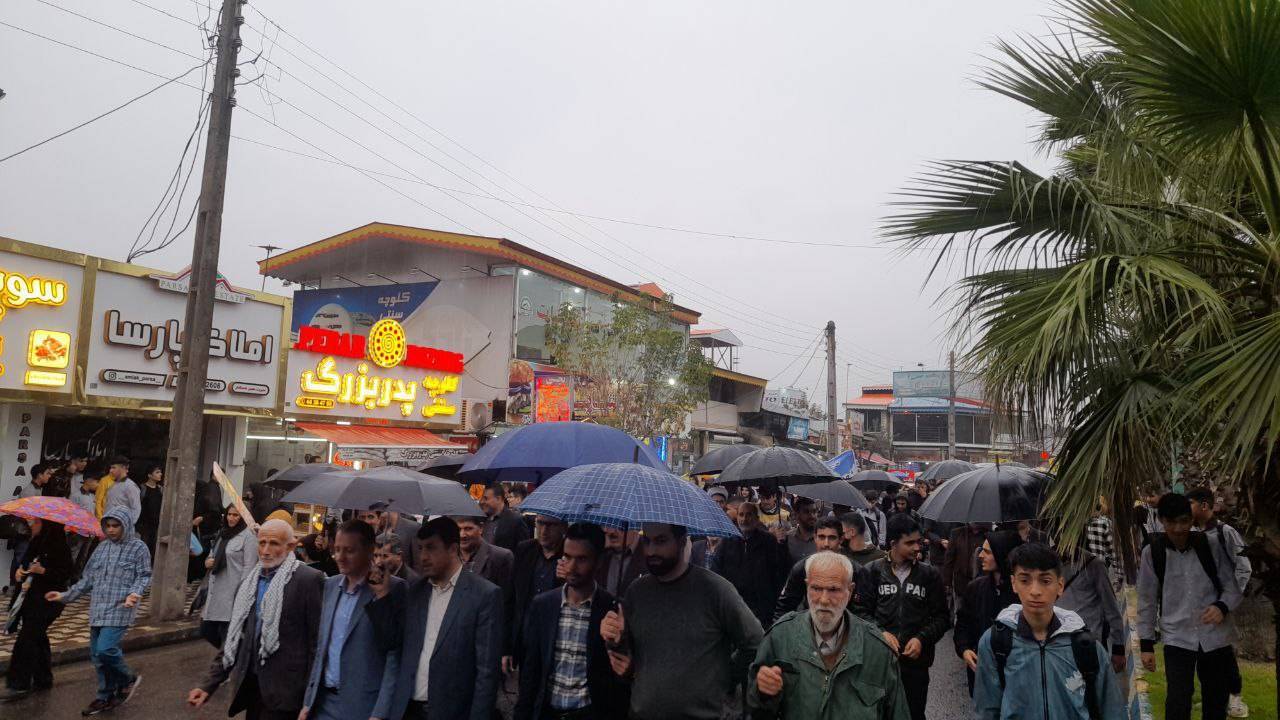 راهپیمایی در زیر باران