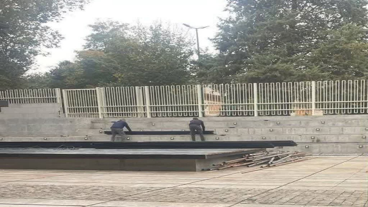 تجهیز سکو‌های نمایش روباز در پروژه تئاتر شهر قزوین