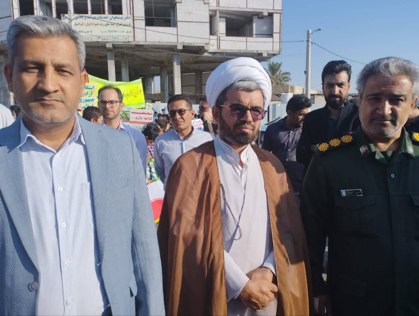 حضور مسئولان در راهپیمایی