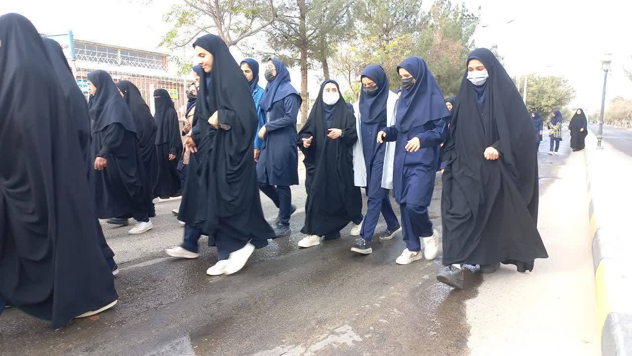 حضور دانش آموزان دختر در 13 راهپیمایی