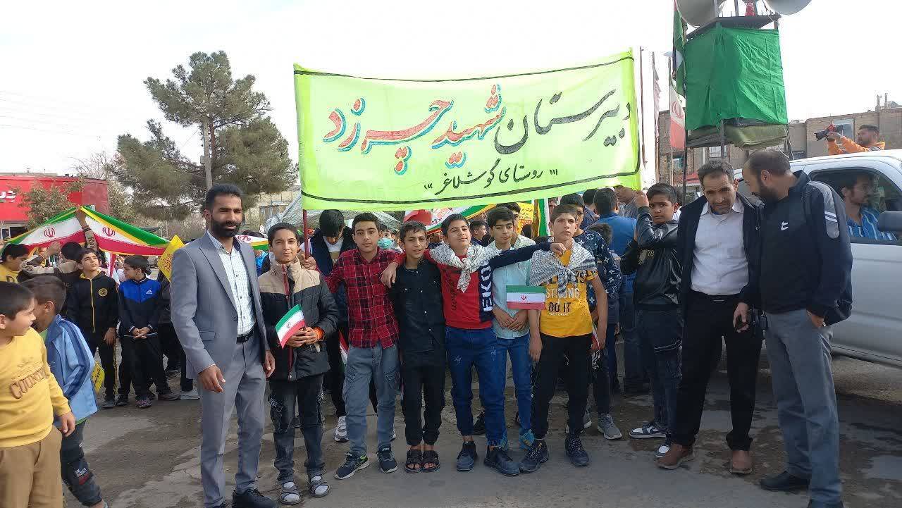 حضور دانش آموزان پسر در راهپیمایی