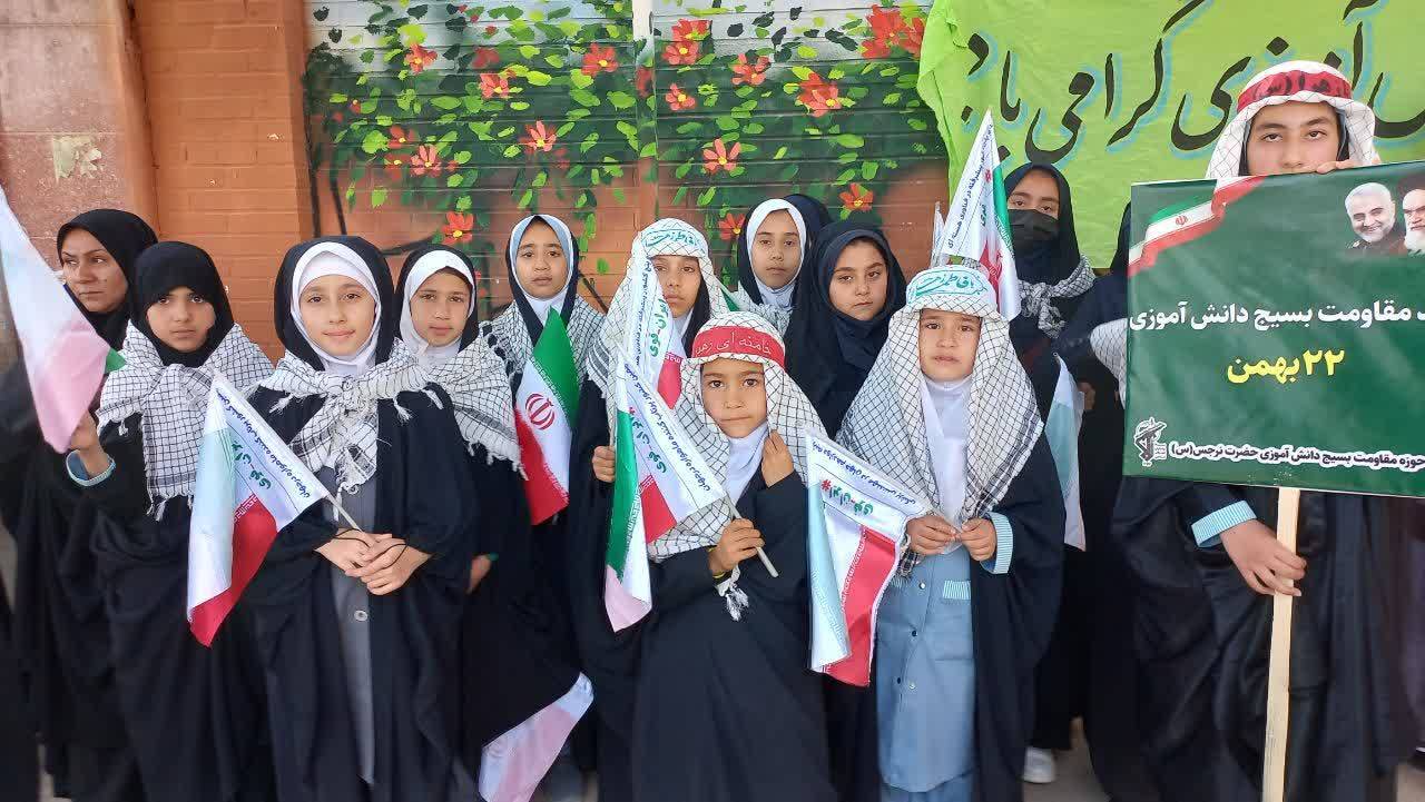 دختران نونهال در راهپیمایی