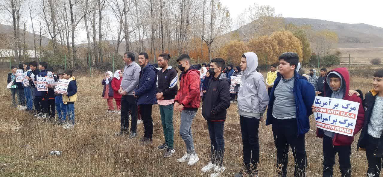 حضور جوانان و نوجوانان در مراسم راهپیمایی