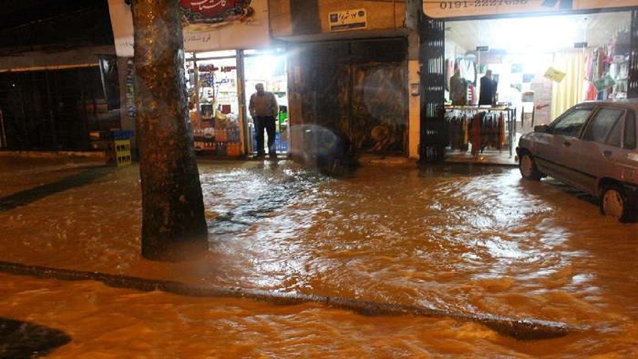 باران سیل آسا و آبگرفتگی در خیابان‌های چالوس + فیلم
