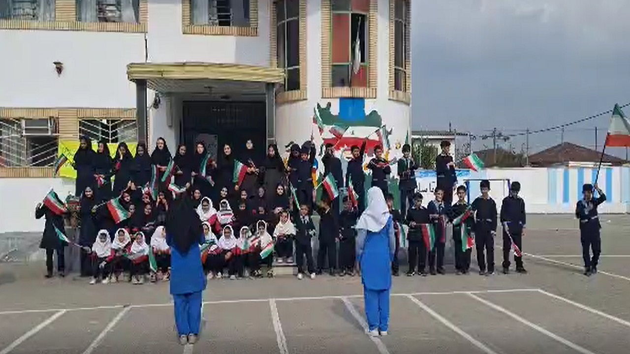 اجرای سرود دانش آموزان بخش بند پی غربی بابل در یوم الله ۱۳ آبان + فیلم و تصویر