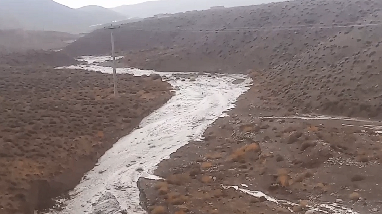 جاری شدن سیلاب در مسیر گزستان بافق