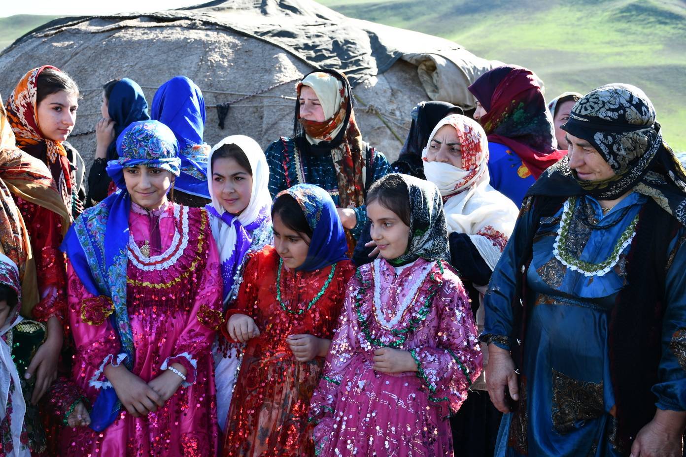 دختران با لباس محلی آذربایجان