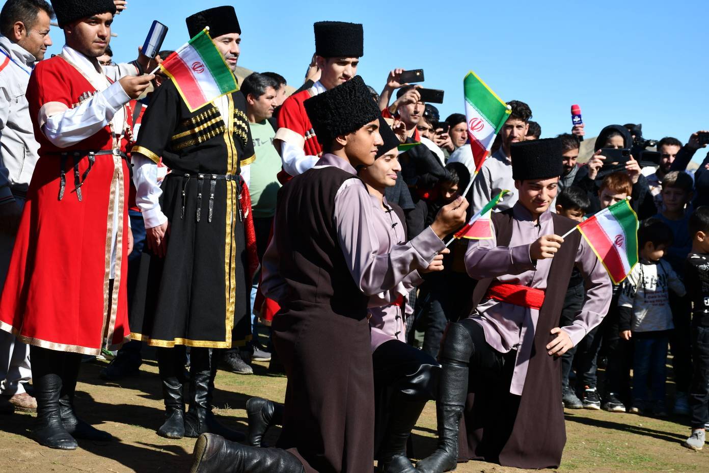 جوانان با لباس محلی آذربایجان