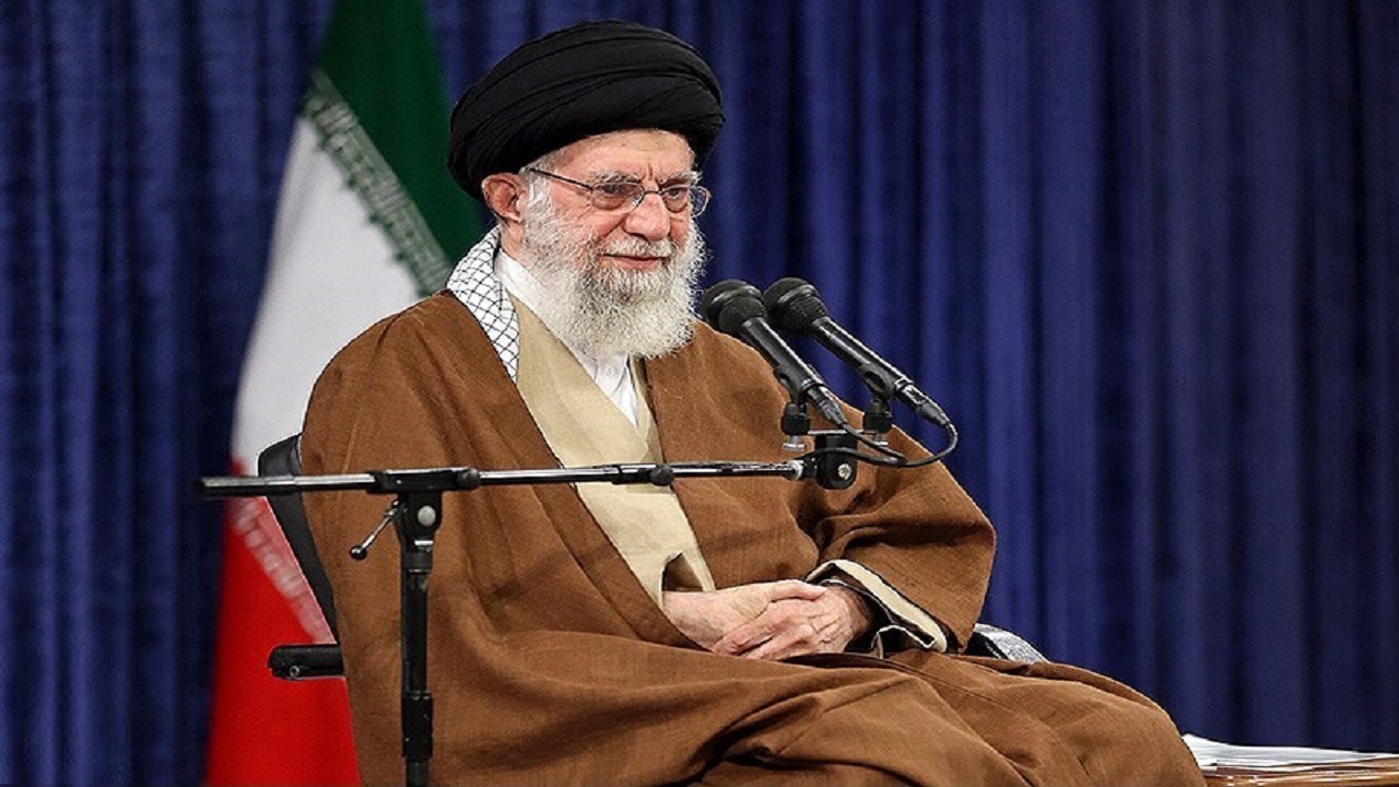 استفتاء از امام خامنه‌ای؛ حکم معامله صوری برای فرار از ربا چیست؟