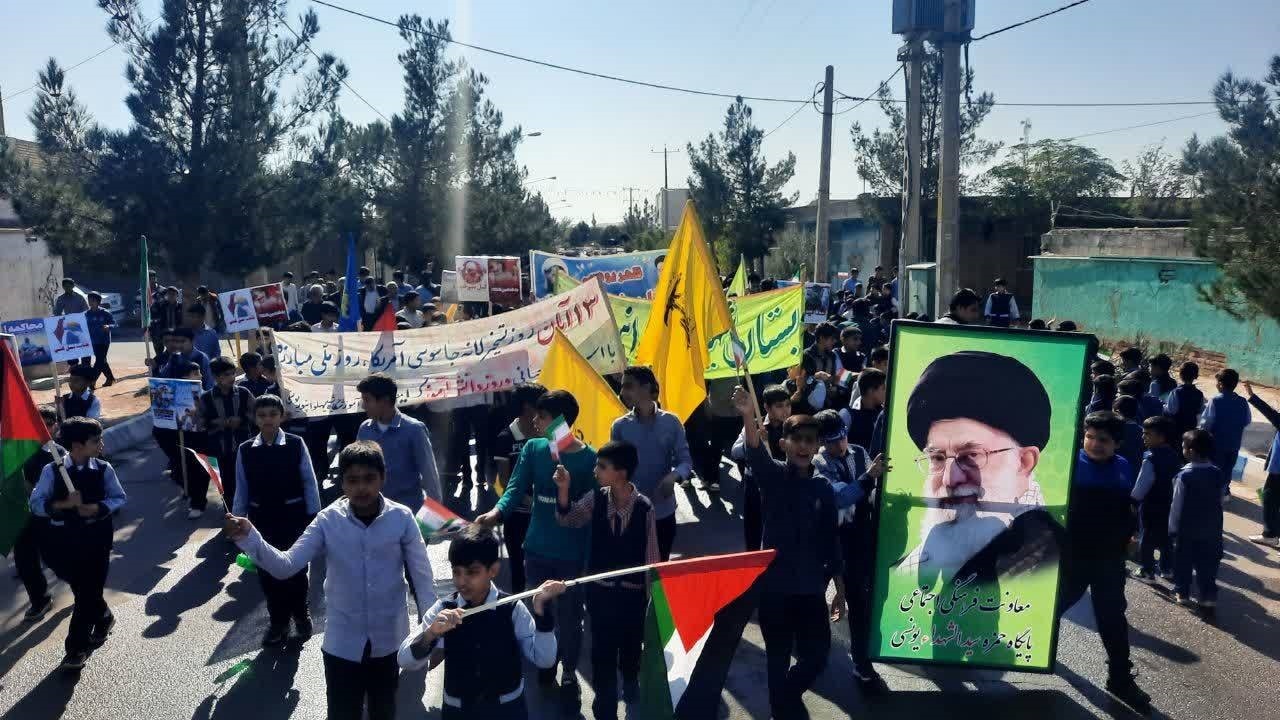 گوشه‌هایی از راهپیمایی ۱۳ آبان در روستا‌های بجستان + فیلم و تصاویر