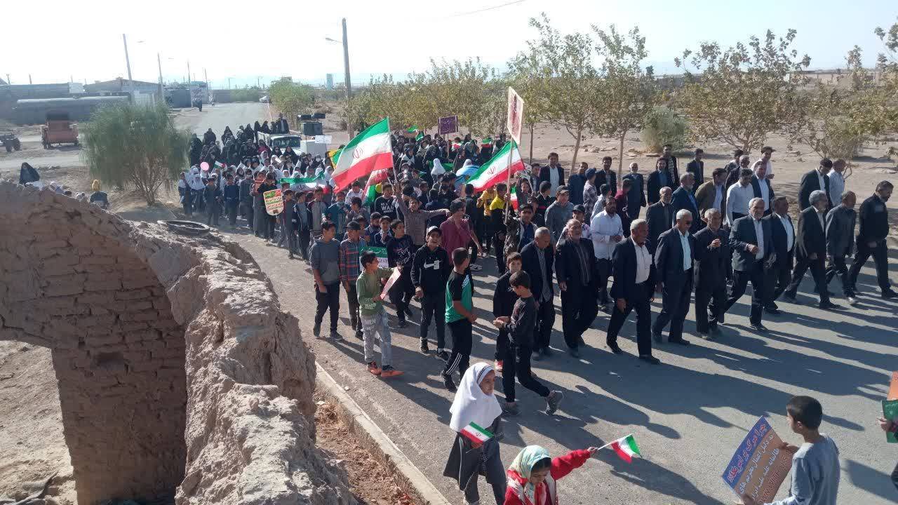 حضور دانش آموزان در مراسم راهپیمایی 13 آبان